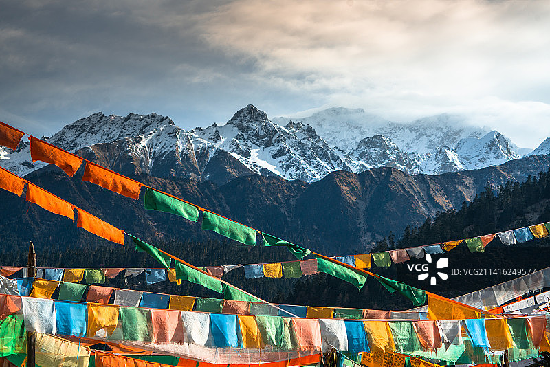 西藏雪山下的经幡与旗帜图片素材
