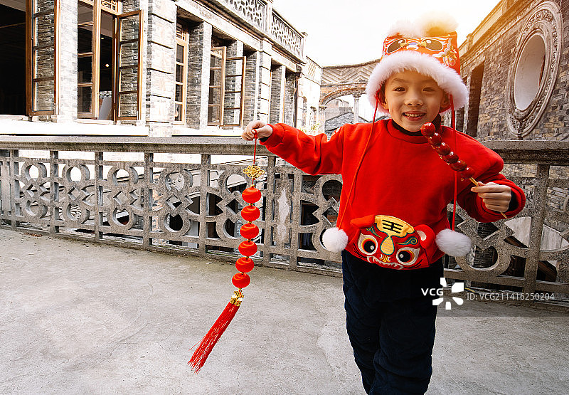 可爱的小男孩和新年礼物图片素材
