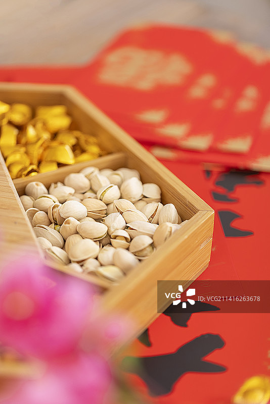 木桌上的春节坚果零食图片素材