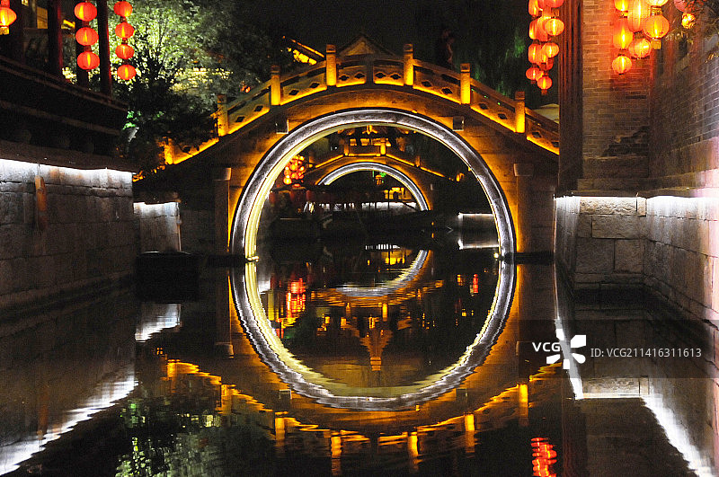 山东枣庄台儿庄古城璀璨的夜景图片素材