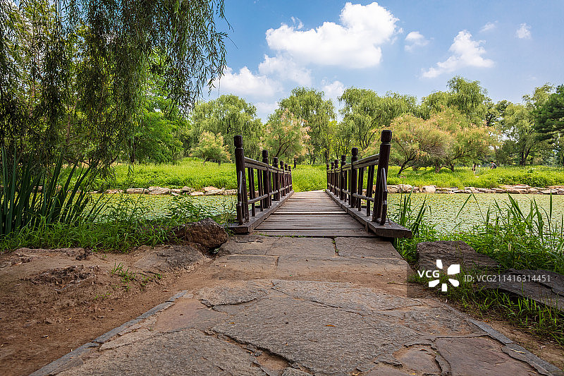 中国河北承德避暑山庄文津阁后内湖木桥图片素材