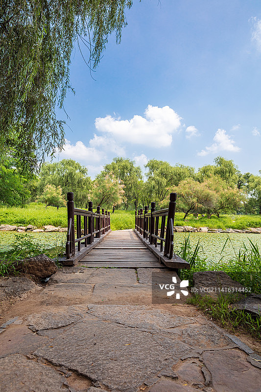 中国河北承德避暑山庄文津阁后内湖木桥图片素材