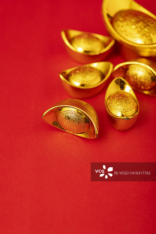 金元宝创意简单红色背景图片素材