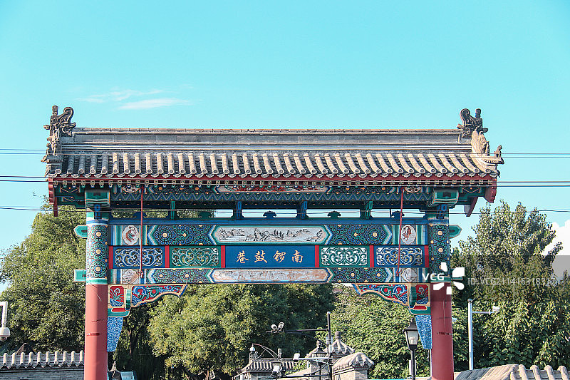 北京南锣鼓巷牌坊正视角图片素材