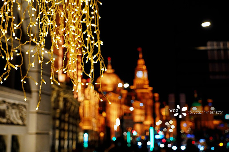 夜晚霓虹灯下的上海外滩图片素材