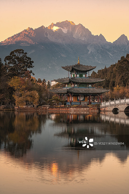 丽江黑龙潭公园的玉龙雪山图片素材