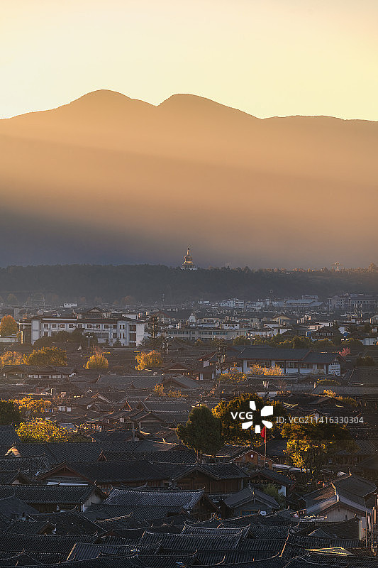 日出时的丽江古城景观图片素材