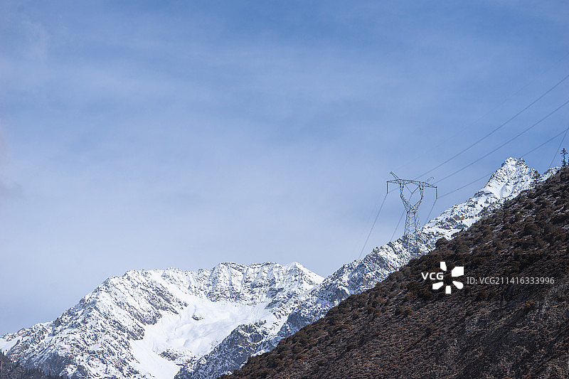 雪山上的电力设备图片素材