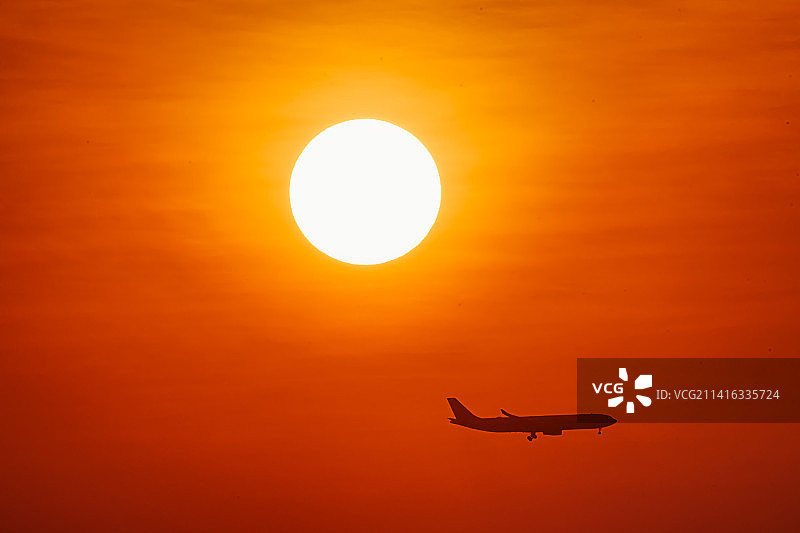 飞机穿越太阳图片素材