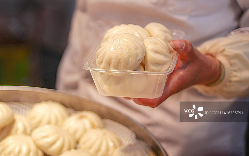 新鲜现做清蒸肉包子鲜肉香喷喷韭菜香菇多汁早餐家常菜清蒸讲究食材新鲜北方城市乡村过年特产手工地道美食图片素材