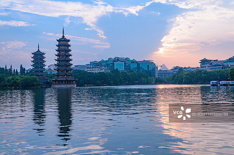 桂林杉湖日月双塔夕阳晚霞唯美风光图片素材