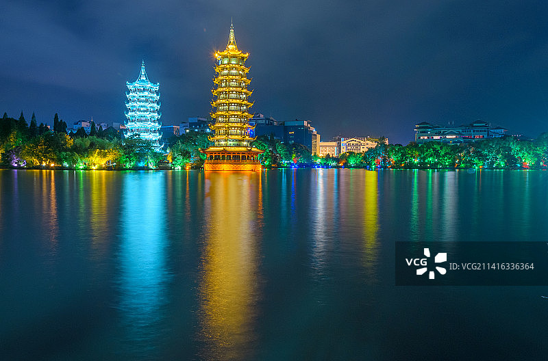 桂林两江四湖杉湖日月双塔夜景灯光图片素材
