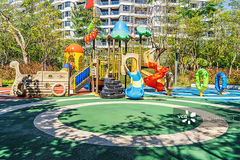 社区儿童运动场和社区健身空间 儿童乐园塑胶跑道 滑梯和攀爬图片素材