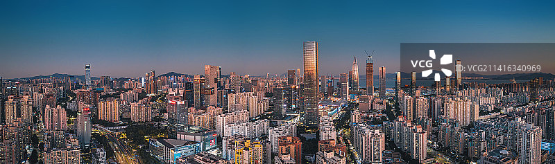 落日余晖下的深圳海岸城图片素材