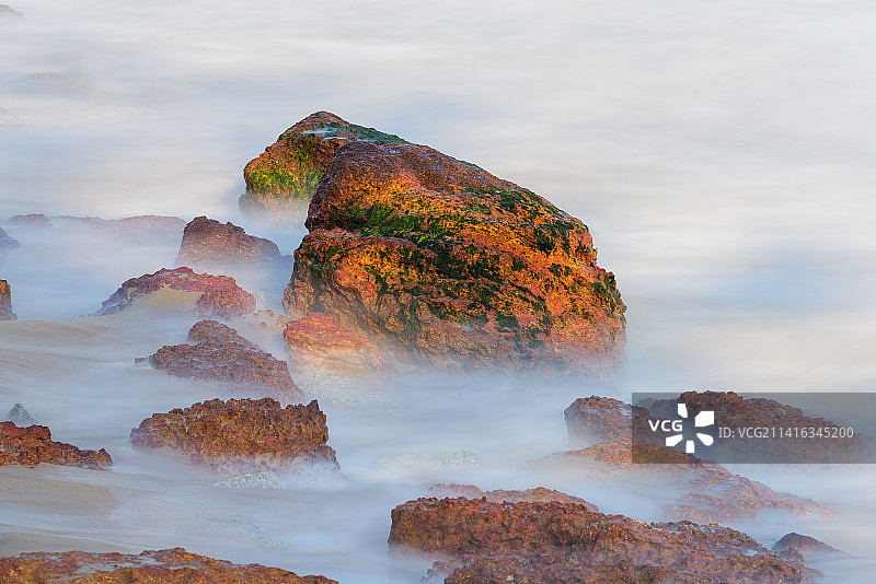 色彩斑斓的礁石图片素材