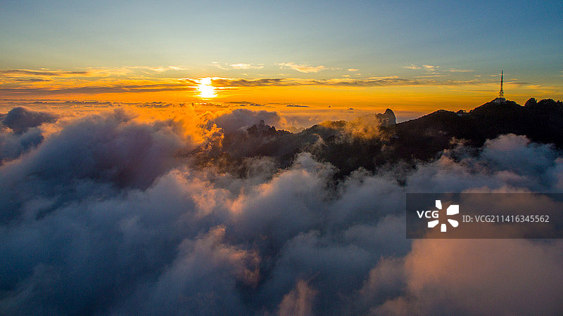 航拍安徽黄山光明顶日出云海图片素材