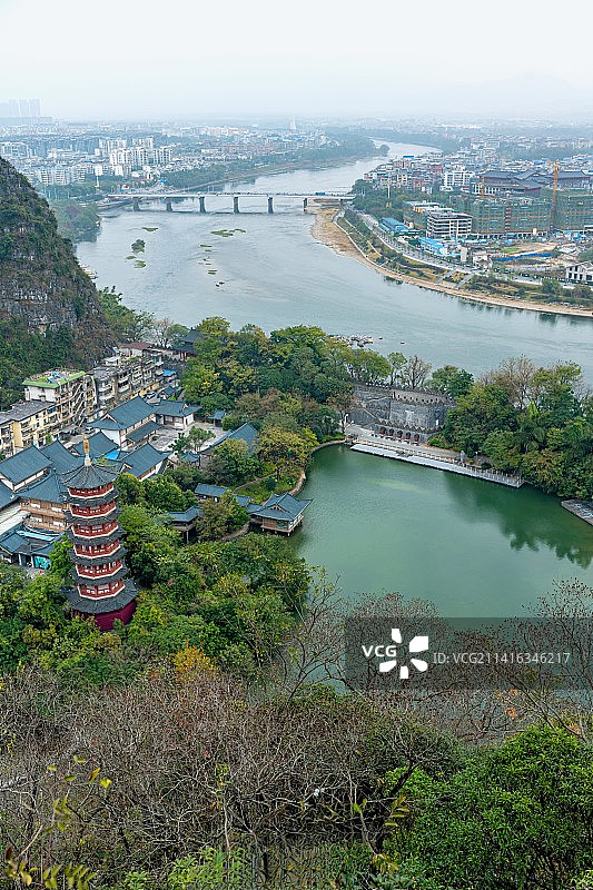 清晨雾色中的广西桂林山水叠彩山木龙湖漓江风光航拍视角镜头图片素材