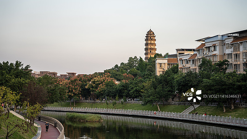 夕阳下的中江县南塔图片素材