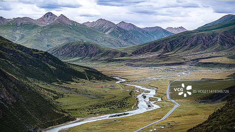 西藏山谷里的藏寨图片素材