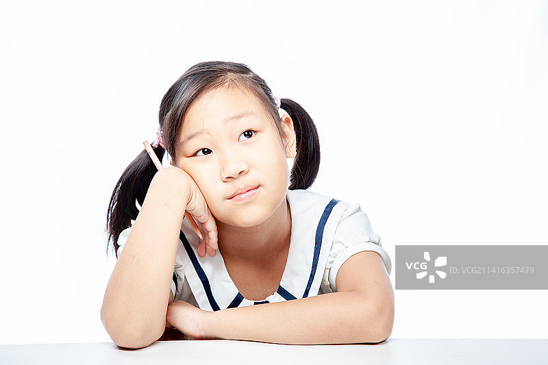 可爱女孩手托下巴思考问题图片素材