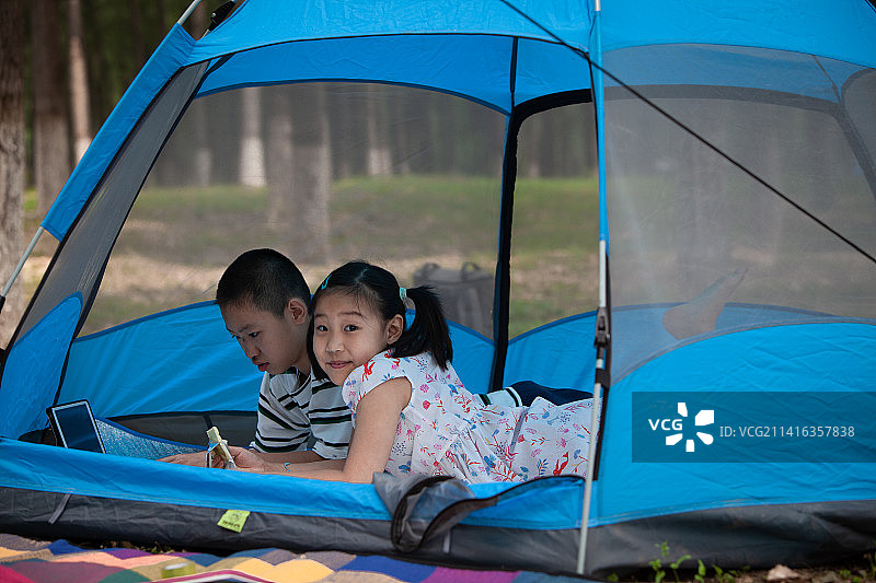 夏日露营帐篷里的的孩子们图片素材