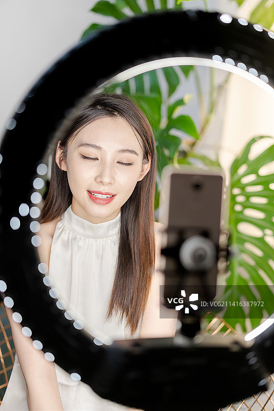 漂亮的美妆女主播在直播图片素材