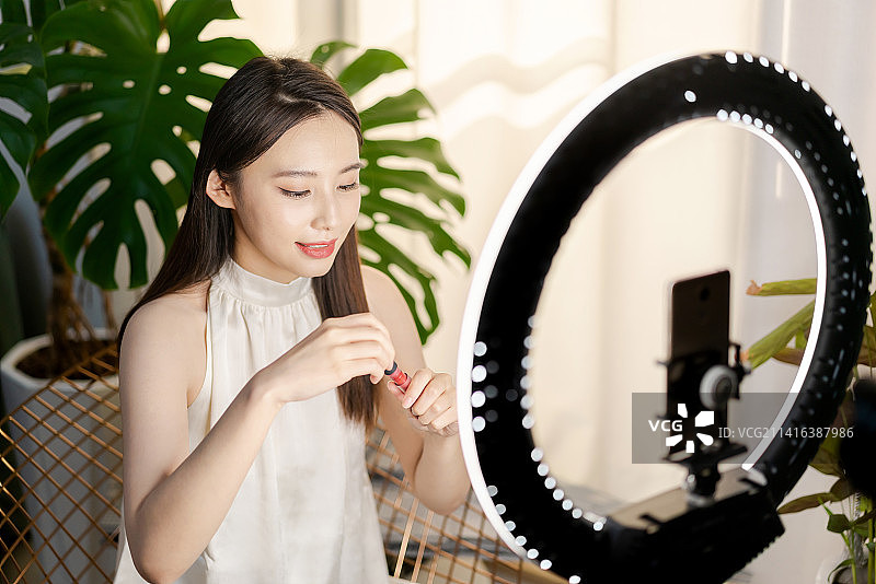 漂亮的美妆女主播在直播图片素材