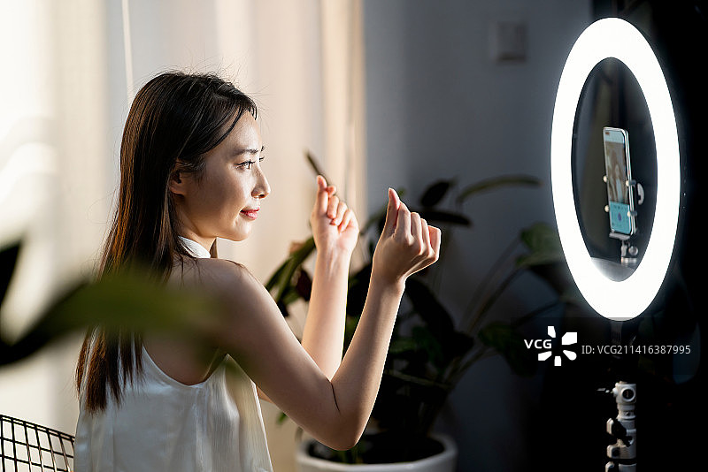 漂亮的美妆女主播在直播图片素材