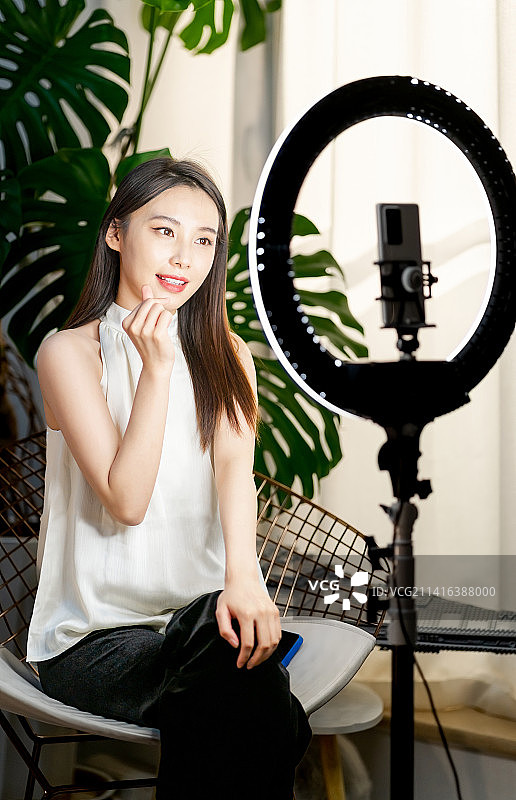 漂亮的美妆女主播在直播图片素材