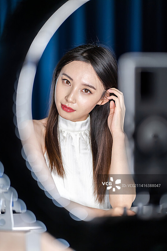 漂亮的美妆女主播在直播图片素材