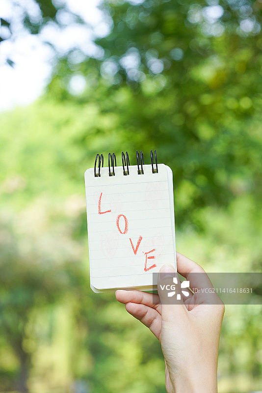 夏季户外手拿便签图片素材