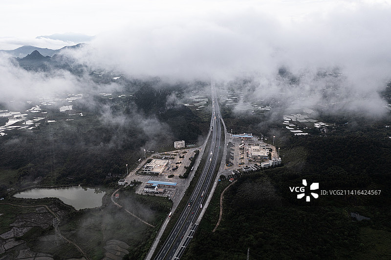 云雾下的高速服务区图片素材