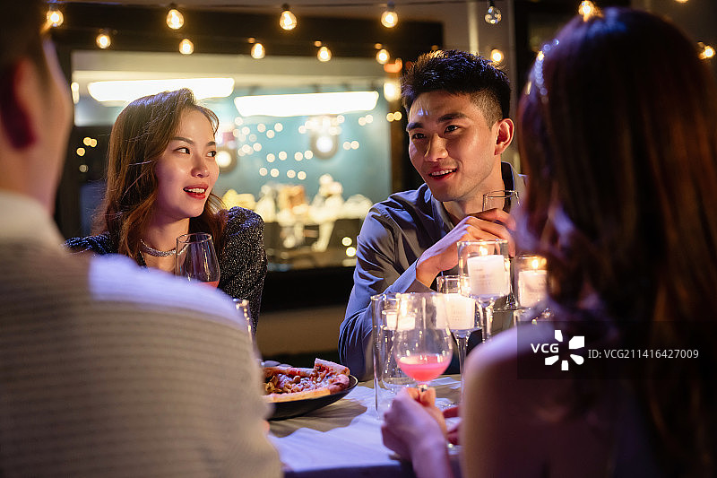 快乐的青年朋友聚会图片素材