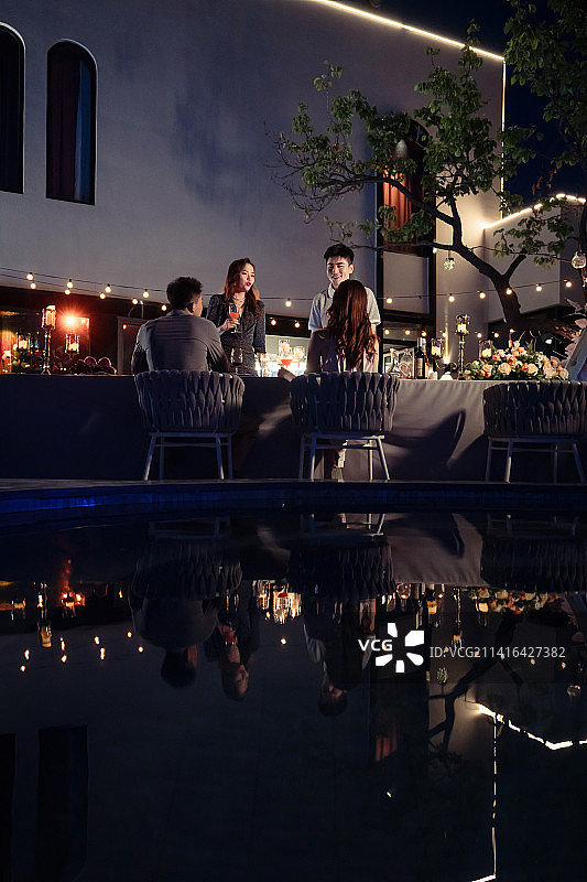 快乐的青年朋友聚会图片素材