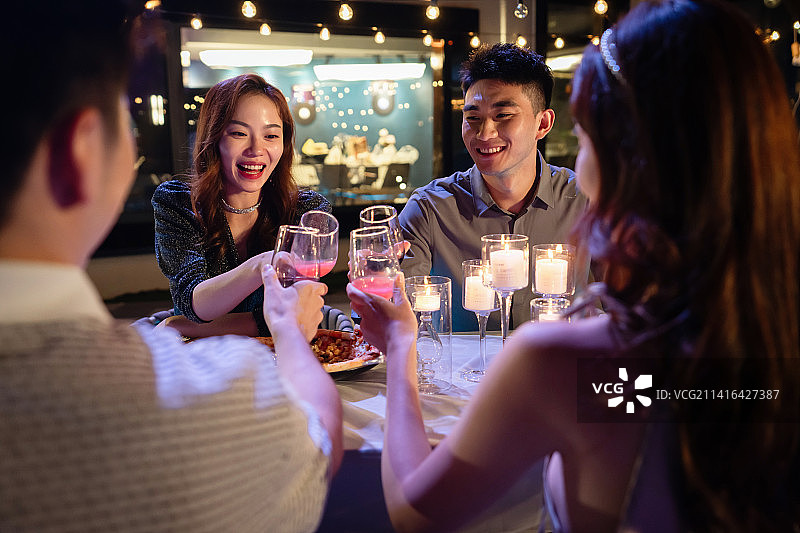 快乐的青年朋友聚会图片素材