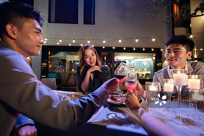 快乐的青年朋友聚会图片素材