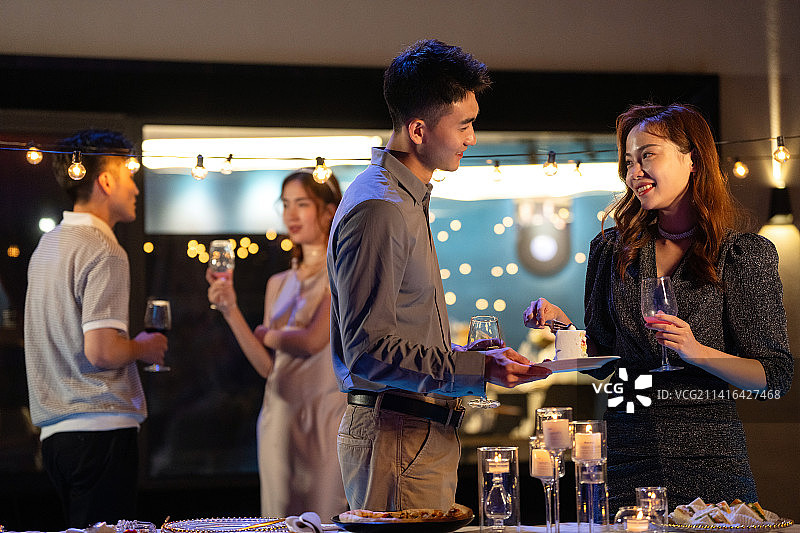 快乐的青年朋友聚会图片素材