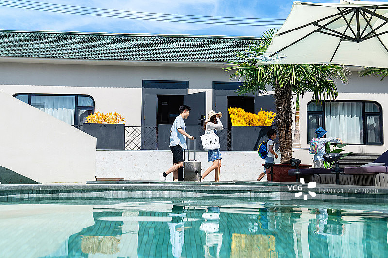 幸福家庭入住有游泳池的民宿图片素材