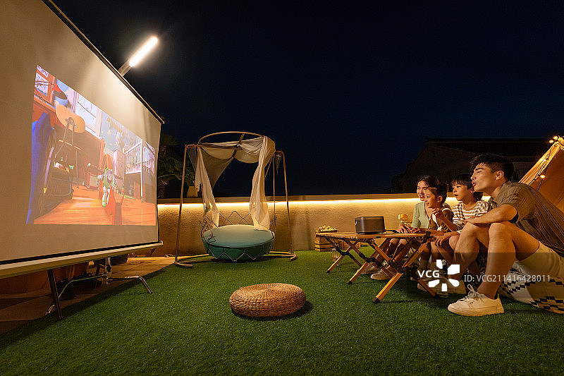 在户外露营的一家人图片素材