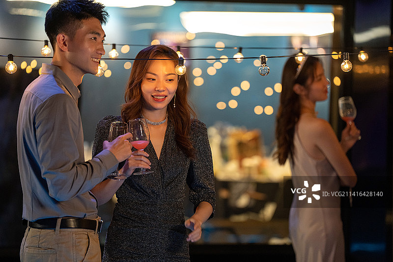 快乐的青年朋友参加酒会图片素材