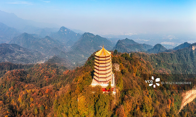 中国四川成都青城山老君阁冬季彩林风光航拍图图片素材