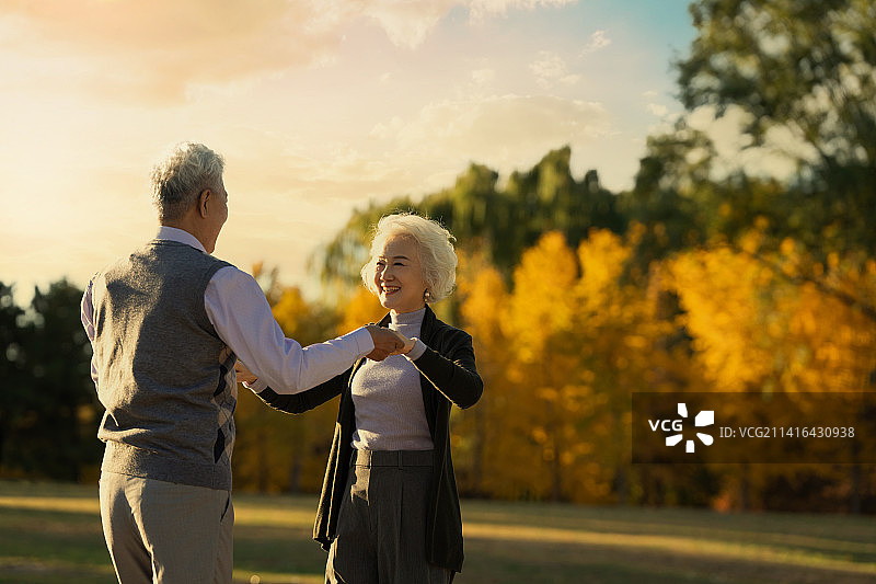 幸福的老年夫妇在户外跳舞图片素材