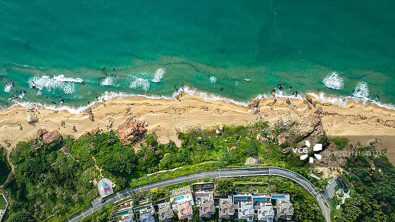 航拍陵水富力湾附近海湾景色，海水清澈见底，沿海旅游公路穿行而过，别墅星星点点分布图片素材