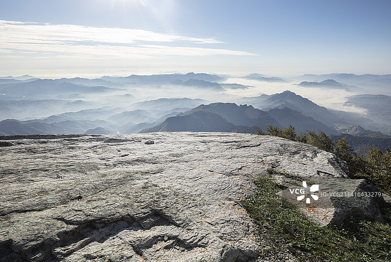 山顶岩石平台与户外自然风景，汽车广告背景图图片素材