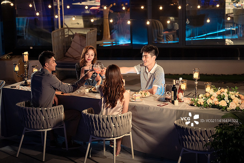 快乐的青年朋友聚会图片素材