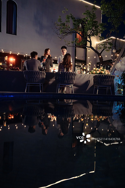 快乐的青年朋友聚会图片素材