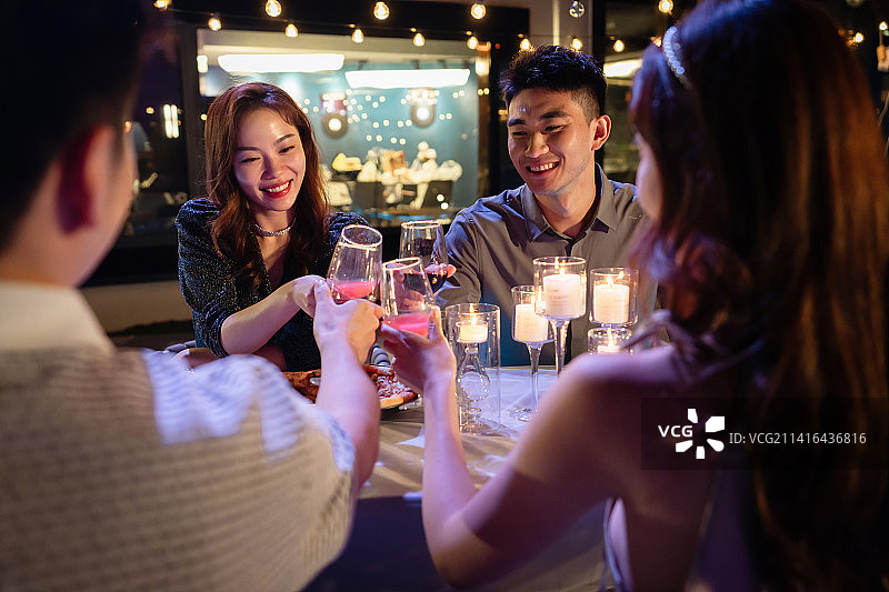 快乐的青年朋友聚会图片素材