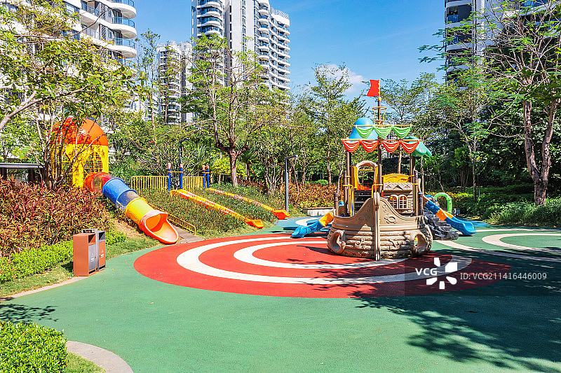 社区儿童运动场和社区健身空间 儿童乐园塑胶跑道 滑梯和攀爬图片素材