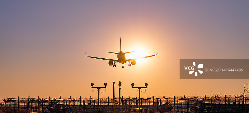 飞机在机场跑道前起飞降落逆光美景图片素材
