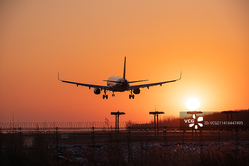 飞机在机场跑道前起飞降落逆光美景图片素材